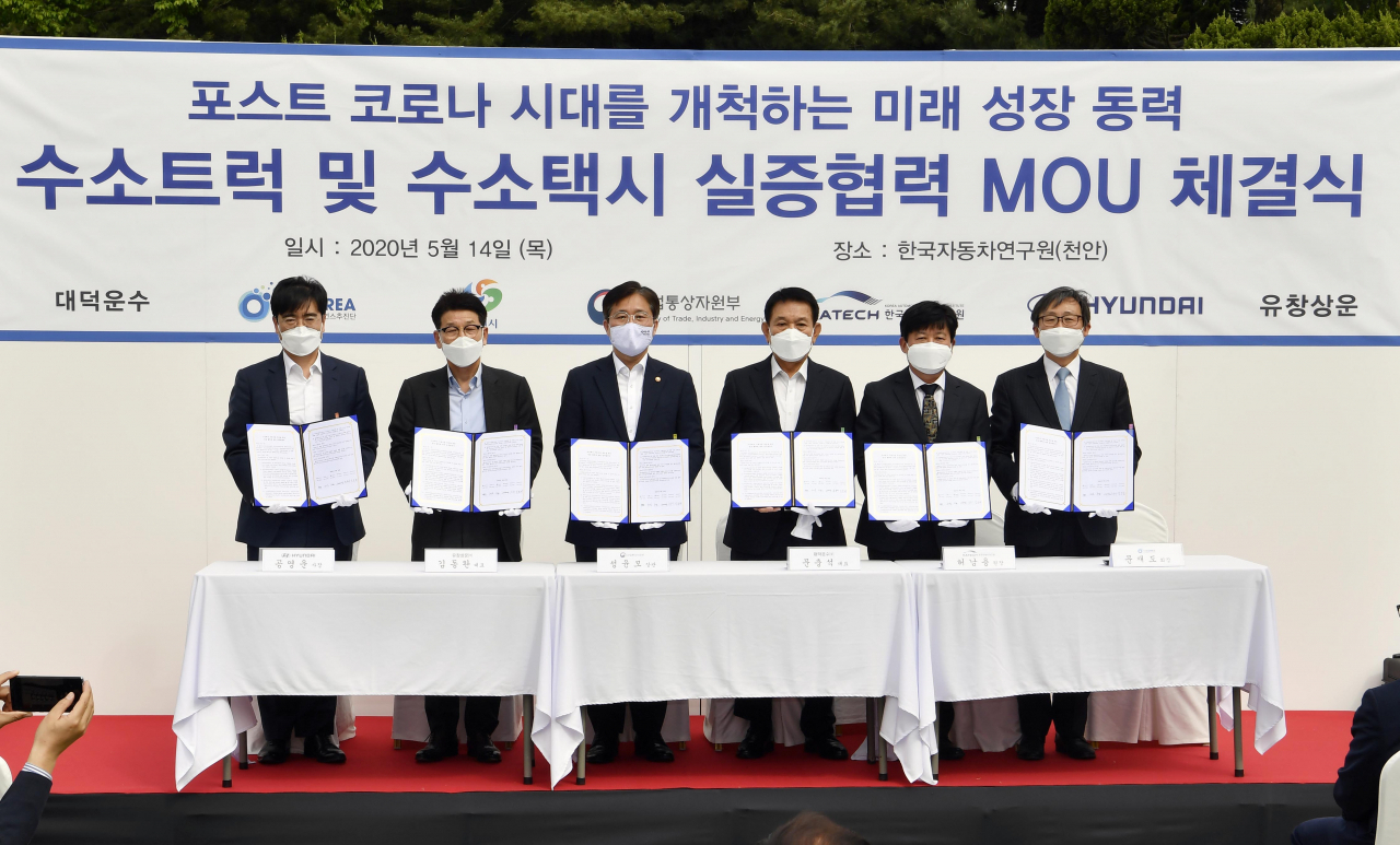 현대자동차는 14일 충남 천안시 한국자동차연구원에서 산업부 성윤모 장관, 현대차 공영운 사장, 창원시 허성무 시장, 한국자동차연구원 허남용 원장, 수소융합얼라이언스 추진단 문재도 회장, 서울시 택시사업자 대표 등이 참석한 가운데 5톤 수소청소트럭과 수소택시 시범사업 추진을 위한 상호협력을 주요 내용으로 하는 업무협약(MOU) 2건을 각각 체결했다. [현대차 제공]
