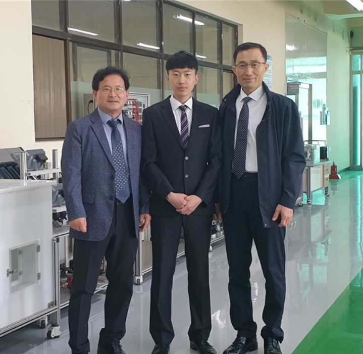 한국폴리텍대학 이상근 교수(왼쪽)와 이 학교 동문인 윤만중(오른쪽)씨와 윤반석(가운데)씨가 기념 촬영을 하고 있다. [한국폴리텍대학 제공]