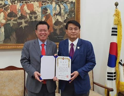권기식 한중도시우호협회장〈사진 왼쪽〉이 윤상현 국회 외교통일위원장과 국제교류 표창장을 받고 기념포즈를 취하고 있다.