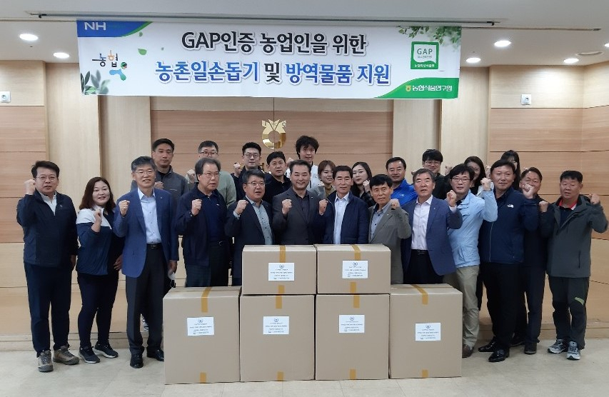 앞줄 왼쪽 네 번째부터 이태식 동철원농협조합장, 이성필 철원군지부장, 이방현 농협식품연구원장, 최진열 철원농협조합장, 엄충국 김화농협조합장, 전용화 동송농협조합장. [농협 제공]