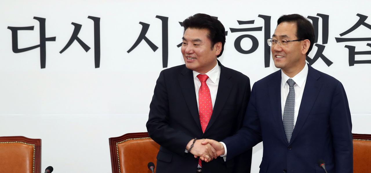[사진=미래통합당 주호영 당 대표 권한대행 겸 원내대표(오른쪽)와 미래한국당 원유철 대표가 14일 국회에서 양당 합당 관련 기자회견 전 악수하고 있다. 연합뉴스]