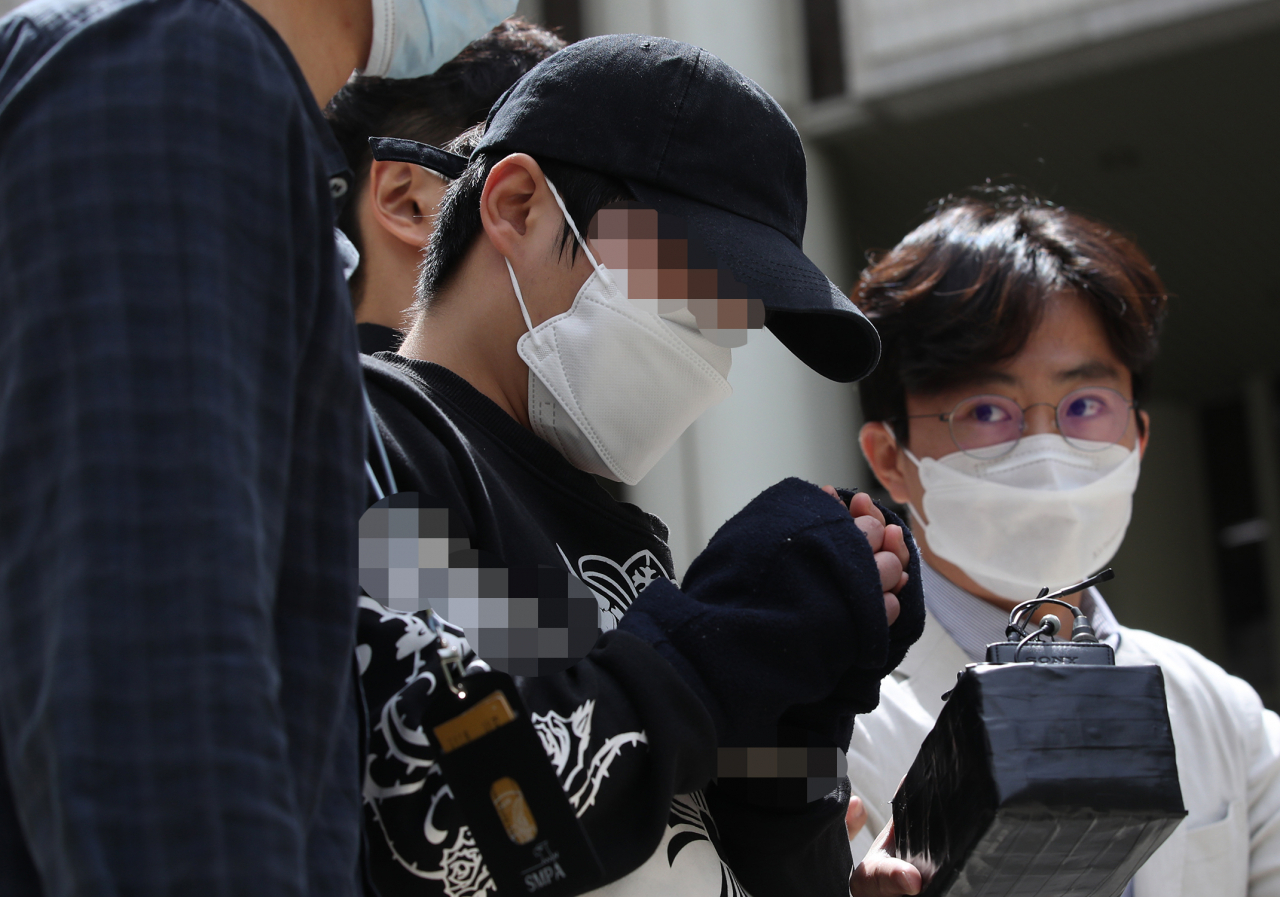 [사진=텔레그램 완장방 운영진인 20대 남성 송모 씨(닉네임 ‘미희’)가 14일 오전 서울 서초구 서울중앙지법에서 열린 영장실질심사를 마친 뒤 법정을 나서고 있다. 연합뉴스 제공]
