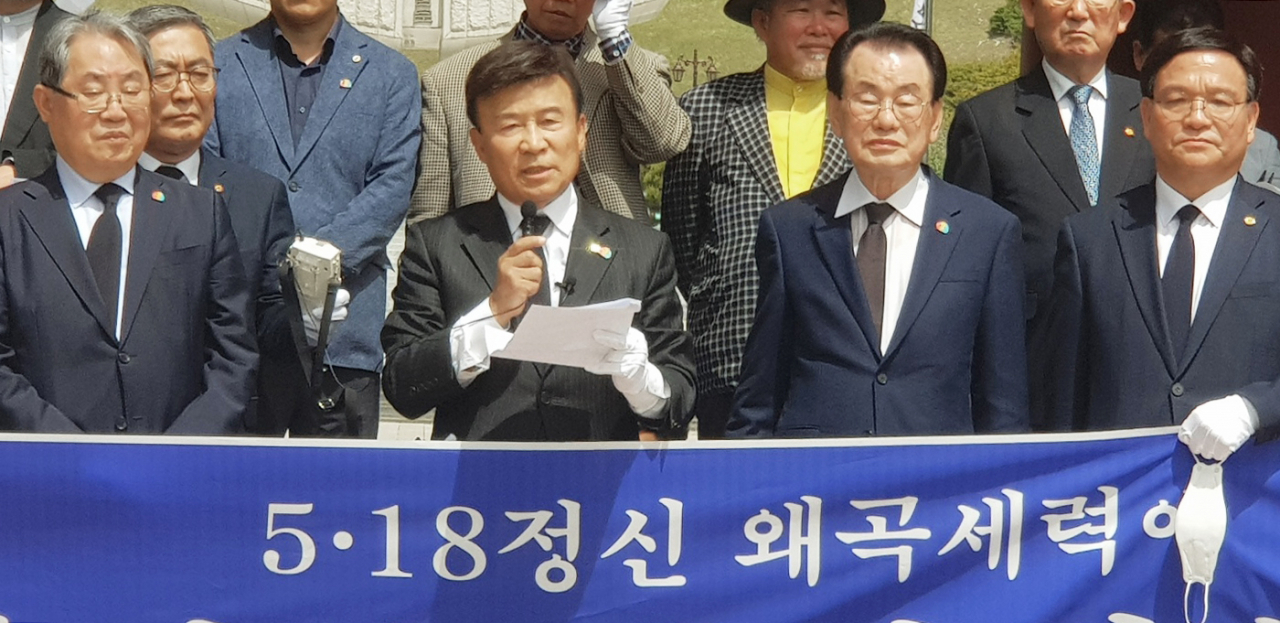 김원웅 광복회장이 14일 광주 5.18 민주묘지를 참배하고 입장을 발표하고 있다.[사진=광복회]