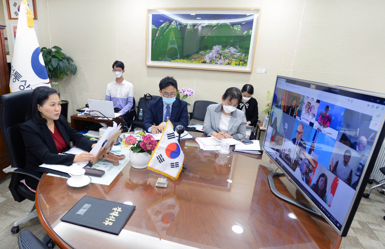 유명희(왼쪽 첫번째) 산업통상자원부 통상교섭본부장이 지난 14일 오후 정부세종청사 집무실에서 G20 회원국 및 초청국 통상장관, 국제기구 대표가 참석한 가운데 열린 '제2차 G20 통상장관 화상회의'에서 발언을 하고 있다.[산업통상자원부 제공]