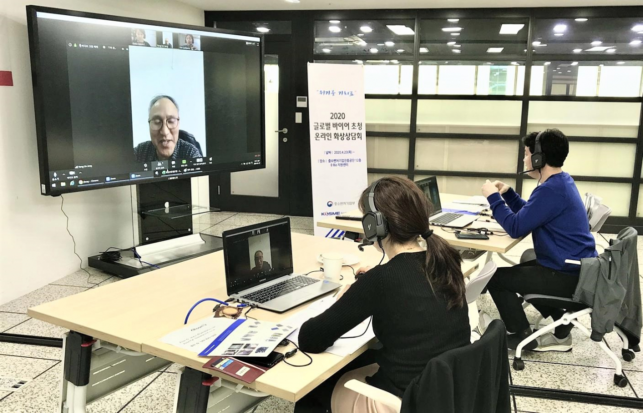 중기부와 중진공이 주최한 온라인 화상상담회에서 참여업체가 러시아 바이어와 상담 중이다. [중진공 제공]