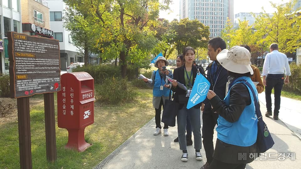 마을 해설사의 활동 모습. 마포구 제공]