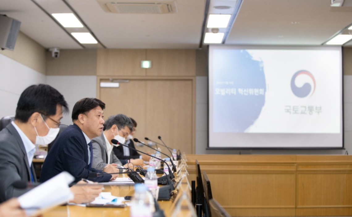국토부는 14일 '모빌리티 혁신위원회'를 출범하고 모빌리티 제도 정비에 들어갔다. 모빌리티 혁신위 첫 회의 모습. (사진=연합뉴스)