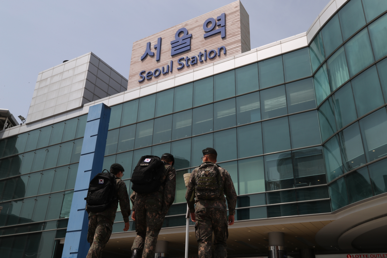 지난 8일부터 정상 시행되고 있는 군 휴가 방침에 따라 휴가를 나온 군인들이 서울역으로 향하고 있다.[연합]