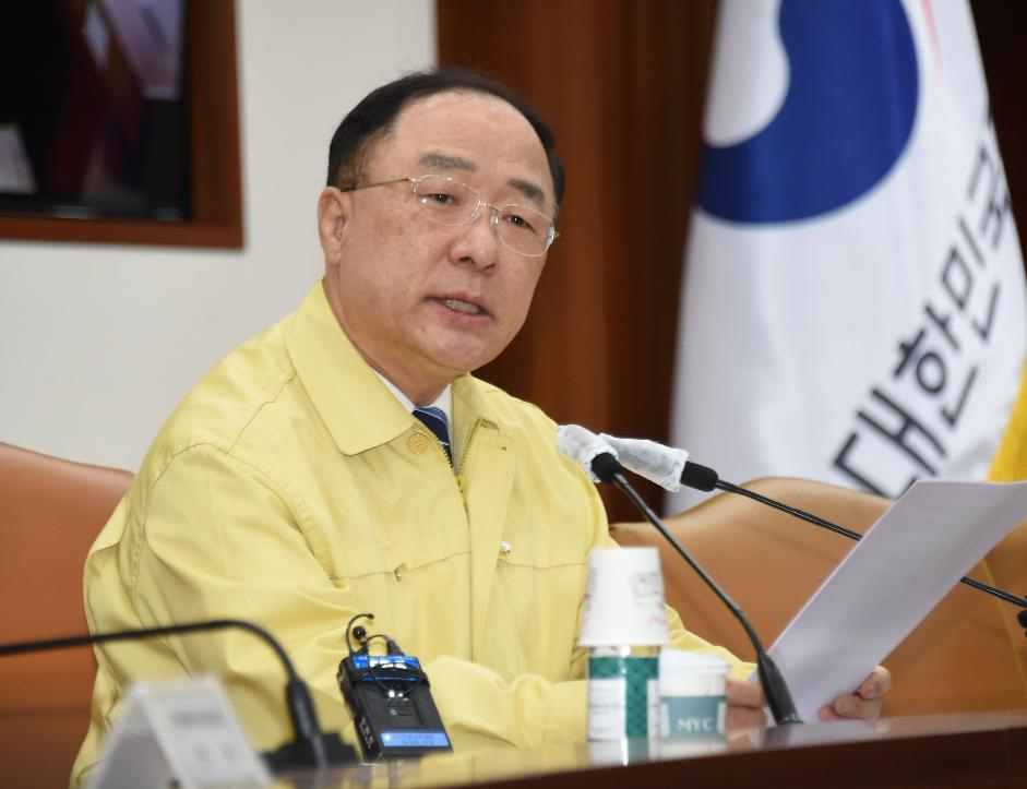 기획재정부가 15일 발표한 ‘그린북’에서 “코로나19 영향으로 실물경제의 하방위험이 확대되고 있다”며 우리경제에 대한 우려의 수위를 한단계 높였다. 홍남기 부총리 겸 기획재정부 장관이 14일 서울 광화문 정부서울청사에서 ‘제3차 비상경제 중앙대책본부 회의’를 주재하며 모두발언을 하고 있다. [기획재정부 제공]
