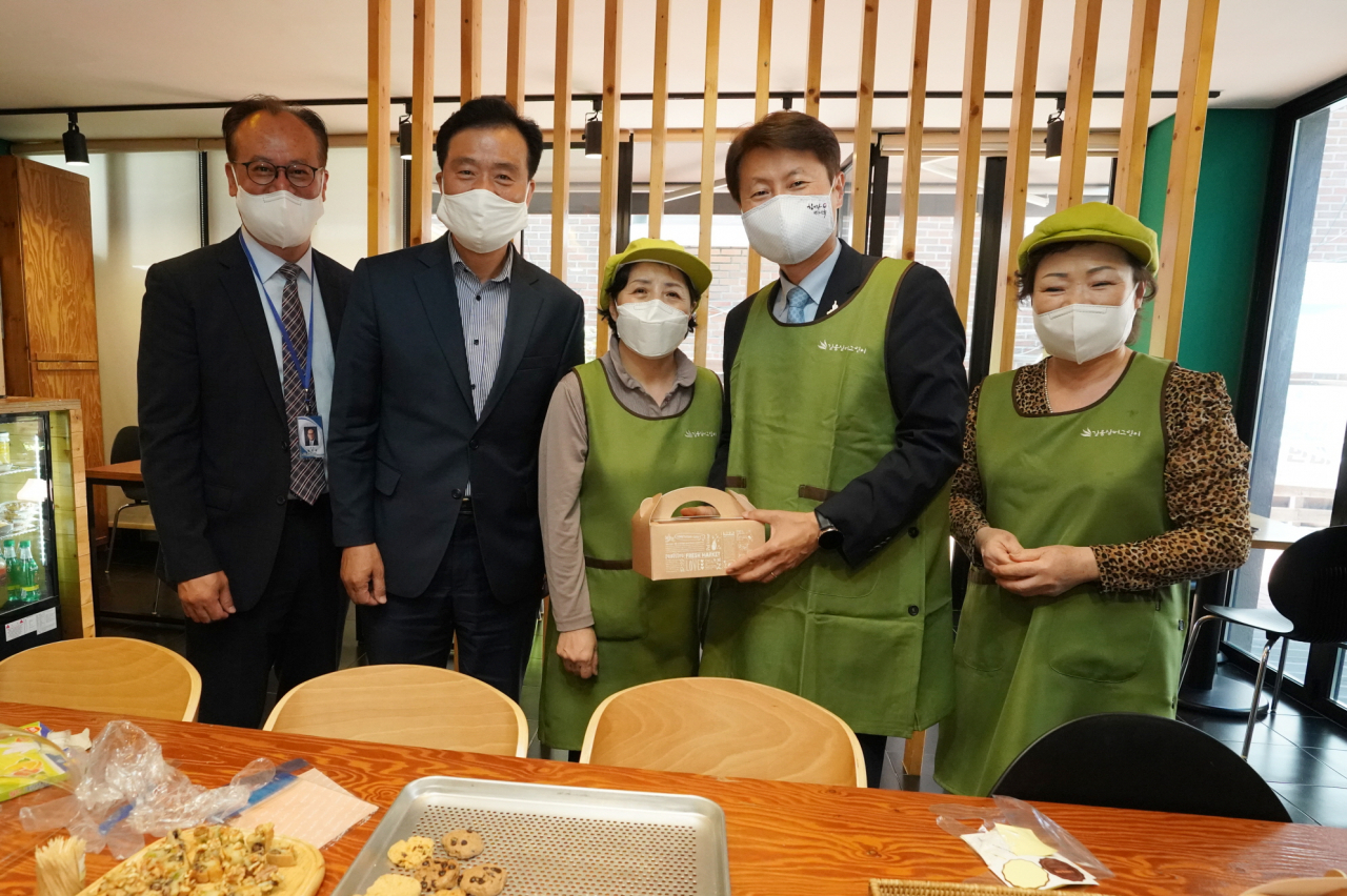 지난 13일 성북구 길음소리마을센터를 방문해 어르신 일자리 참여자들과 기념촬영을 하고 있다.사진 왼쪽부터 장민균 길음종합사회복지관 관장, 이승로 성북구청장, 김강립(오른쪽 두번째) 보건복지부 차관. [성북구 제공]