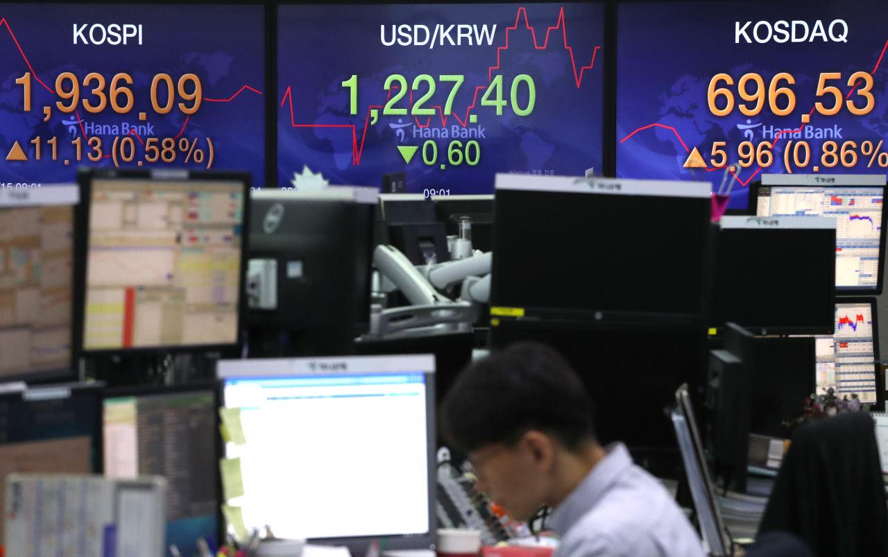 코스피가 상승 출발한 15일 오전 서울 하나은행 딜링룸에서 딜러들이 업무를 시작하고 있다. 원·달러 환율은 보합세를 보인다. 연합뉴스