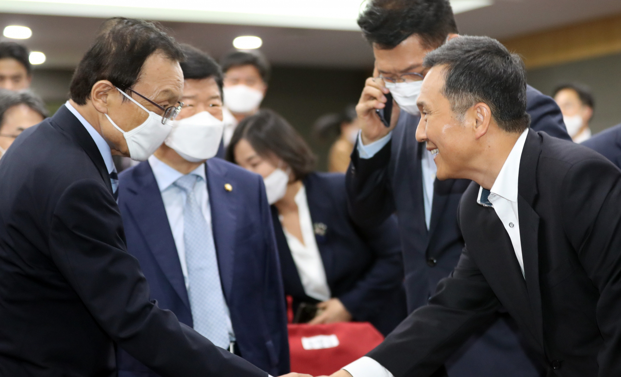 이해찬 더불어민주당 대표와 김연명 청와대 사회수석이 지난 13일 서울 여의도 국회 의원회관에서 열린 제21대 국회의원 당선인 혁신포럼 '포스트코로나 전망과 문재인정부 과제'에서 악수하고 있다. [연합]