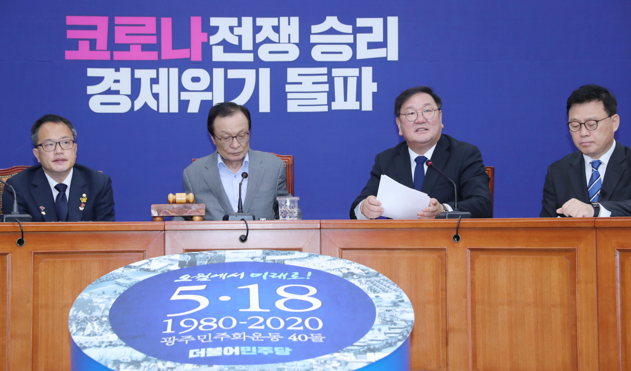 김태년 더불어민주당 원내대표(오른쪽 두 번째)가 15일 오전 서울 여의도 국회에서 열린 최고위원회의에서 발언하고 있다. [연합]