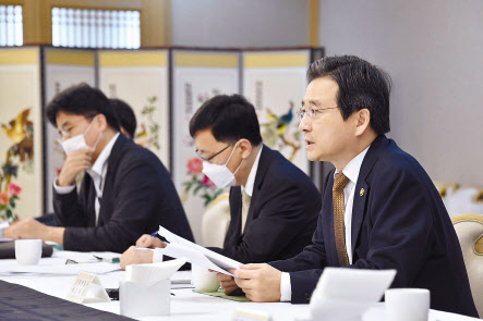 김용범 기획재정부 차관이 15일 서울 광화문 정부서울청사에서 열린 ‘혁신성장 전략점검회의 겸 정책점검회의’를 주재하고 있다. 김 차관은 코로나19 사태에 따른 수출 감소를 우려하며 “수출 불확실성이 자칫 국내 경제활동으로 전이되지 않도록 추가적인 대책을 강구하겠다”고 말했다. [기획재정부 제공]