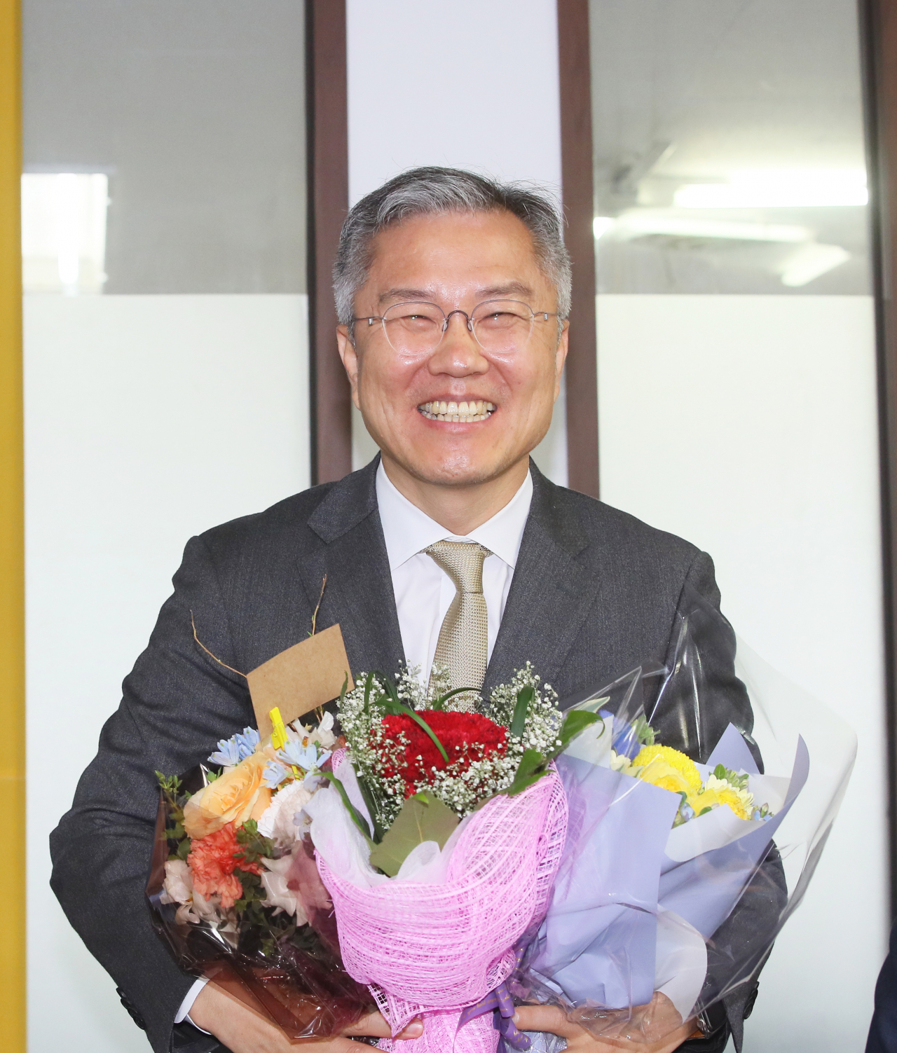 최강욱 열린민주당 신임 당 대표가 12일 서울 여의도 당사에서 축하 꽃다발을 받고 있다. [연합]