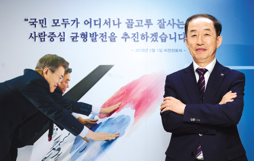 김사열 대통령직속 국가균형발전위원회 위원장(장관급)이 취임 두 달을 맞았다. 김 위원장은 문재인 정부가 내세운 ‘지역이 강한 나라, 균형 잡힌 대한민국’목표 구현을 위해 정부의 지역정책 총괄 조정 사령탑으로서 사람이 먼저라고 밝혔다. 이상섭 기자