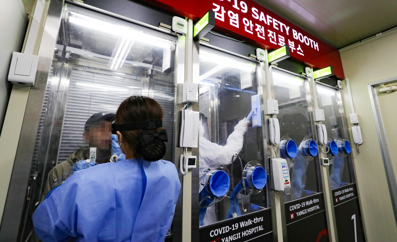 코로나19 퇴치를 위해 사투를 벌이는 의료진들이 잠시 휴식을 취하는 동안 얼굴 전체를 가렸던 방호장비를 잠시 벗으면, 땀과 장비에 눌린 자국, 피부트러블 등이 뒤범벅돼 있다. 그럼에도 잠시의 휴식이 끝나면 다시 두터운 장비를 착용한채, 현장에서 사투를 벌인다. 의료진 덕분에 대한민국이 모범적인 방역을 이끌어가자 온 국민이 그들에게 큰 박수를 보내고 있고 상당수 기업들이 크고 작은 지원캠페인을 벌이고 있다. [연합]