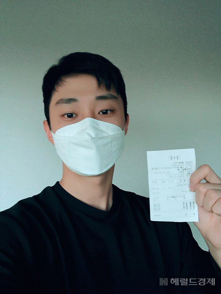 동작구에서 사회복무요원으로 근무 중인 배우 진영이 선결제 인증샷을 남겼다. [동작구 제공]