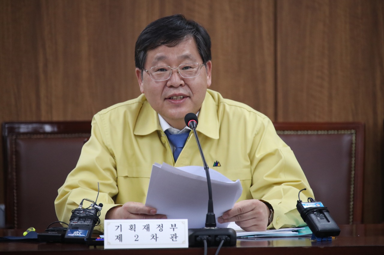 안일환 기획재정부 2차관이 15일 정부서울청사에서 열린 '비상재정관리점검회의'를 주재하며 발언하고 있다. ［연합］