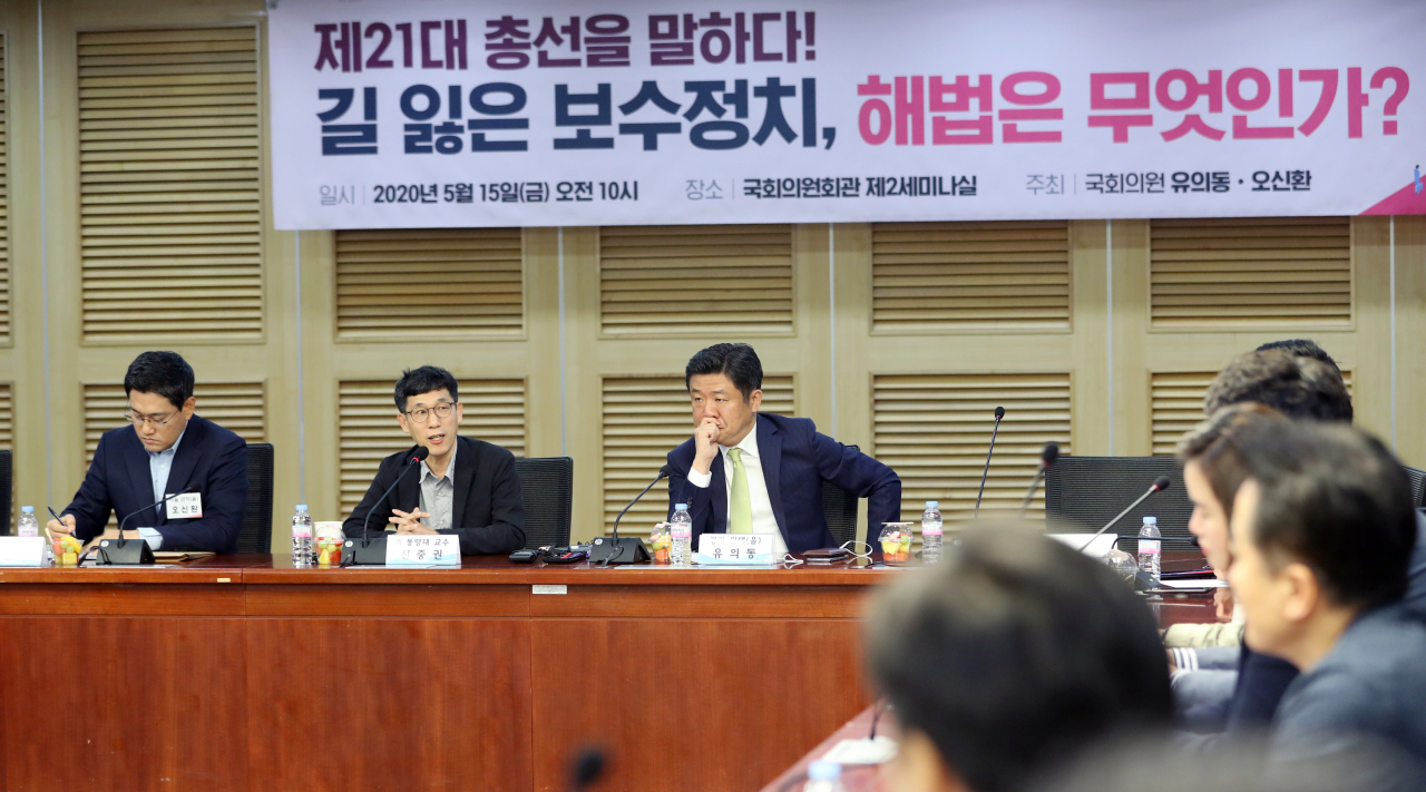 진중권 전 동양대 교수가 15일 오전 미래통합당 유의동·오신환 의원 주최로 서울 여의도 국회 의원회관에서 열린 '제21대 총선을 말하다! 길 잃은 보수정치, 해법은 무엇인가?' 토론회에서 발언하고 있다. [연합]