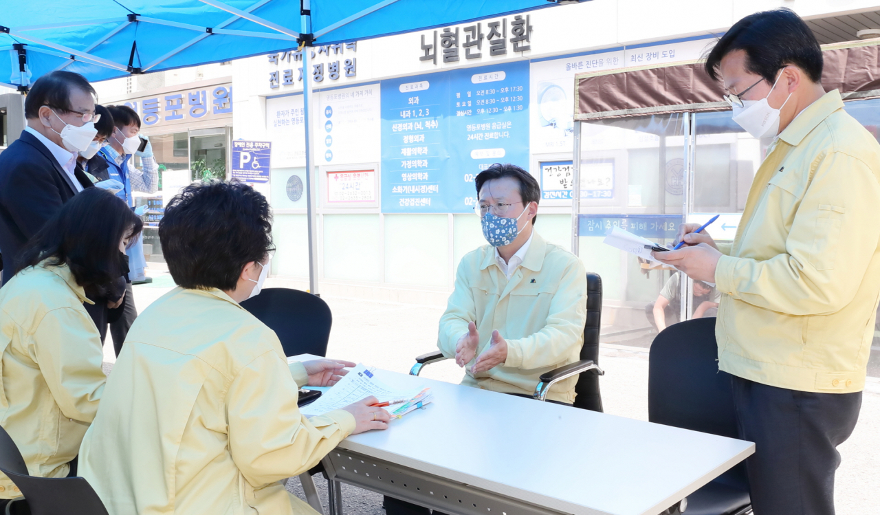 채현일 영등포구청장이 영등포병원 앞에 마련한 코로나19 대응 영등포구 현장대책반에서 운영 및 추가 확산 방지 대책 등을 논의하고 있다. [영등포구 제공]