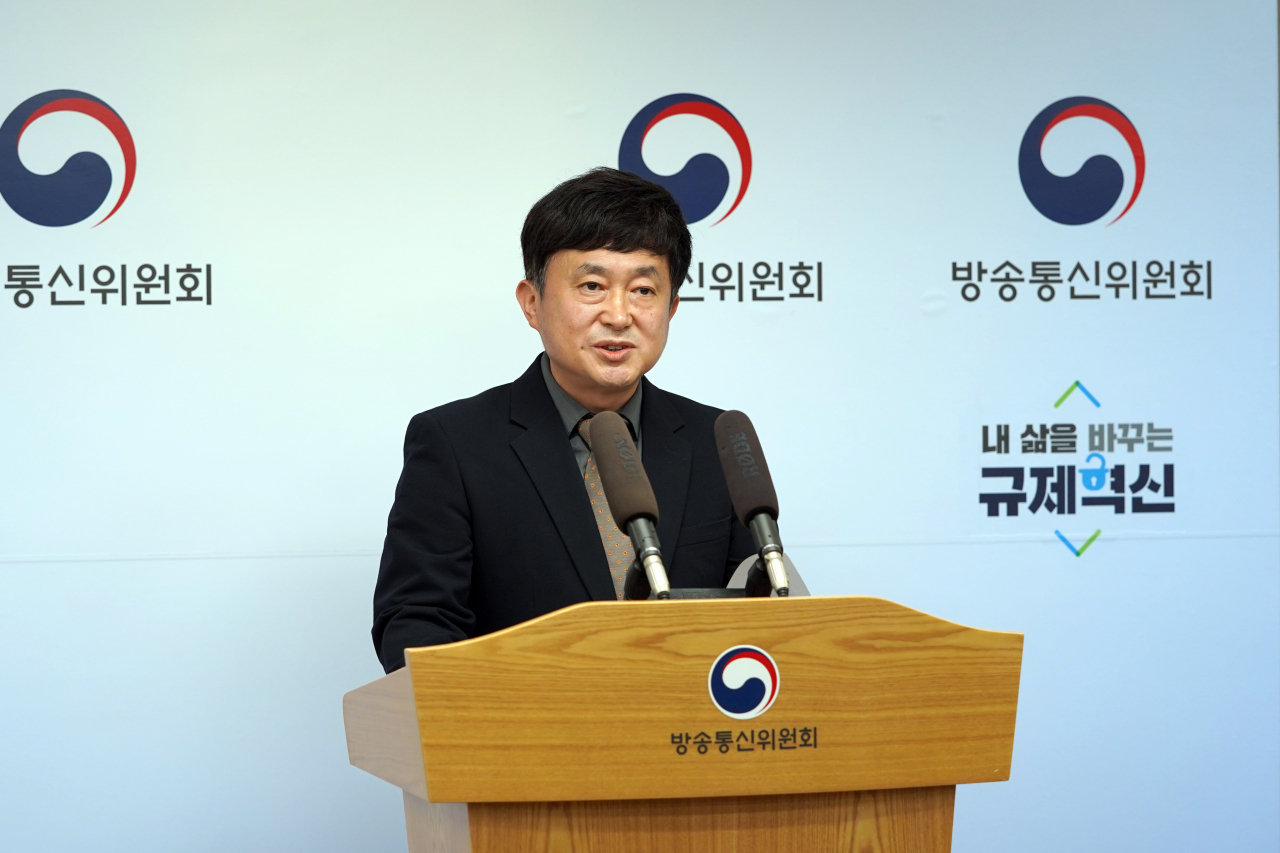 최성호 방송통신위원회 사무처장이 이른바 'n번방 방지법'과 관련해 브리핑을 하고 있다. [방송통신위원회 제공]