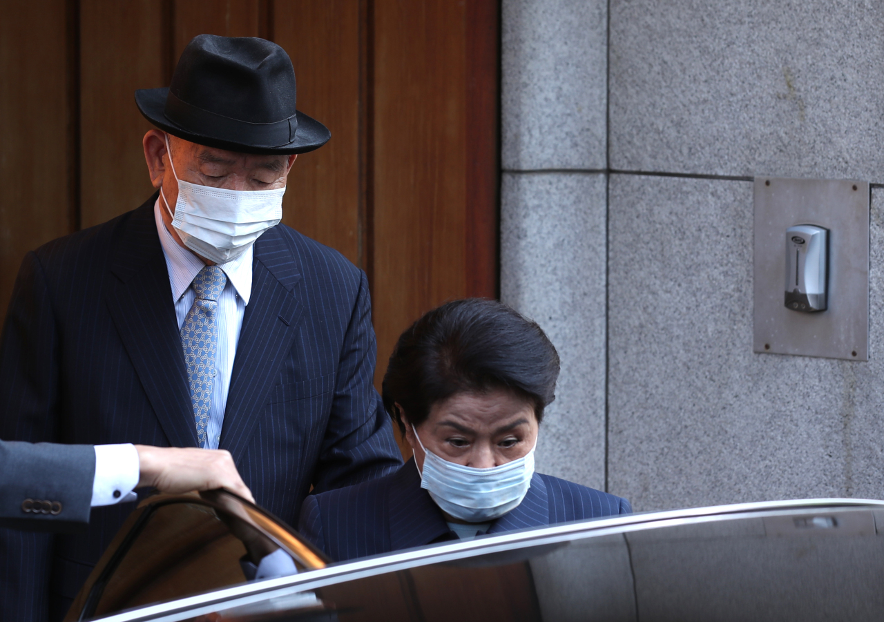 Former President Chun Doo-hwan (left)and his wife Lee Soon-ja get in their car to head to the Gwangju District Court on Apr. 27. (Yonhap)