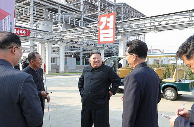 북한 김정은 국무위원장이 노동절(5·1절)이었던 지난 1일 순천인비료공장 준공식에 참석했다고 노동당 기관지 노동신문이 보도했다. 검은 인민복 차림의 김 위원장이 공장을 둘러보며 활짝 웃고 있다. 연합뉴스
