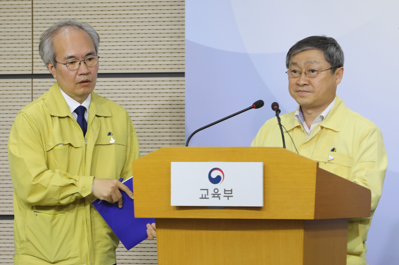 박백범 교육부 차관(오른쪽)과 배석한 권준욱 중앙방역대책부본부장(국립보건연구원장)이 11일 오후 세종시 정부세종청사에서 등교수업 일주일 재연기 발표를 마친 뒤 취재진의 질문을 받기 위해 자리를 잡고 있다. [연합]