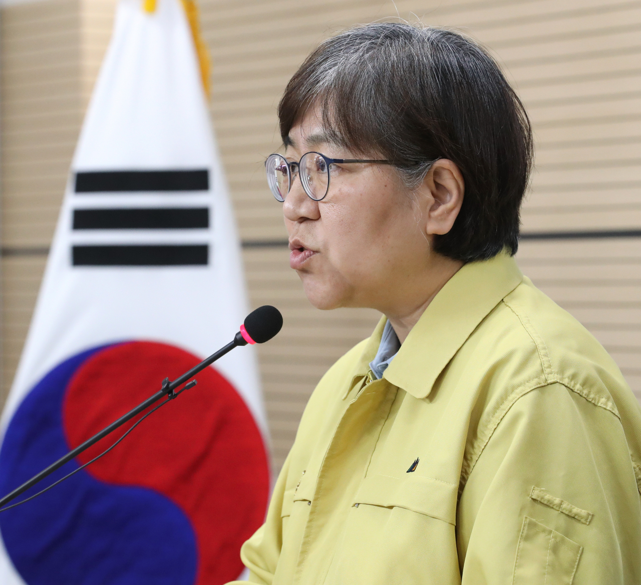 정은경 중앙방역대책본부장(질병관리본부장)이 지난 8일 오후 충북 청주시 질병관리본부에서 코로나19 국내 발생 현황 및 확진 환자 중간조사 결과 등 정례브리핑을 하고 있다. [연합]
