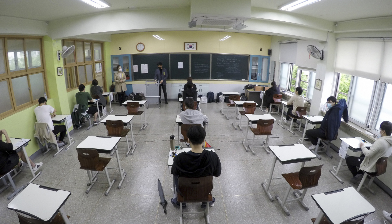 국가공무원 5급 공채 시험이 실시된 16일 오전 서울 시내 한 고사장에서 응시생들이 안내사항을 듣고 있다. 이 시험은 애초 2월 29일로 예정돼 있었지만, 신종 코로나바이러스 감염증(코로나19)의 확산으로 미뤄졌다.[연합]