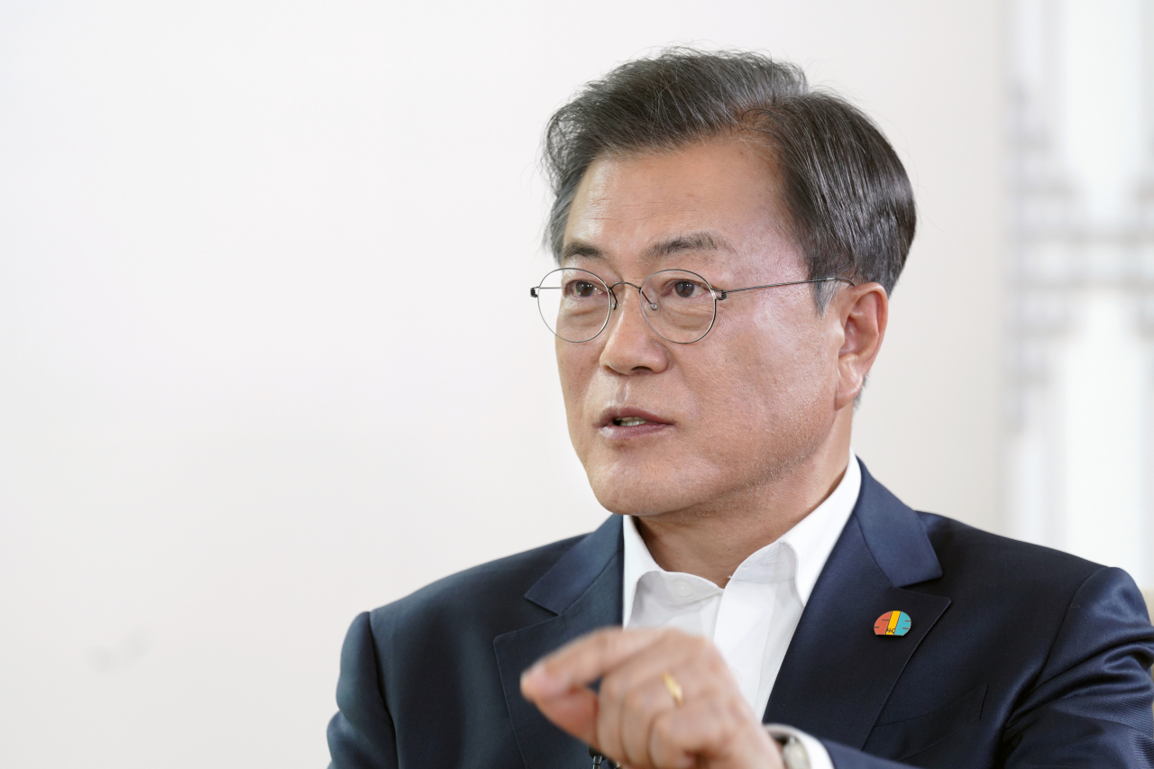 문재인 대통령이 12일 청와대 상춘재에서 올해로 40주년을 맞은 5·18 민주화 운동과 관련해 광주 MBC와 인터뷰 하고 있다. [사진=연합뉴스]