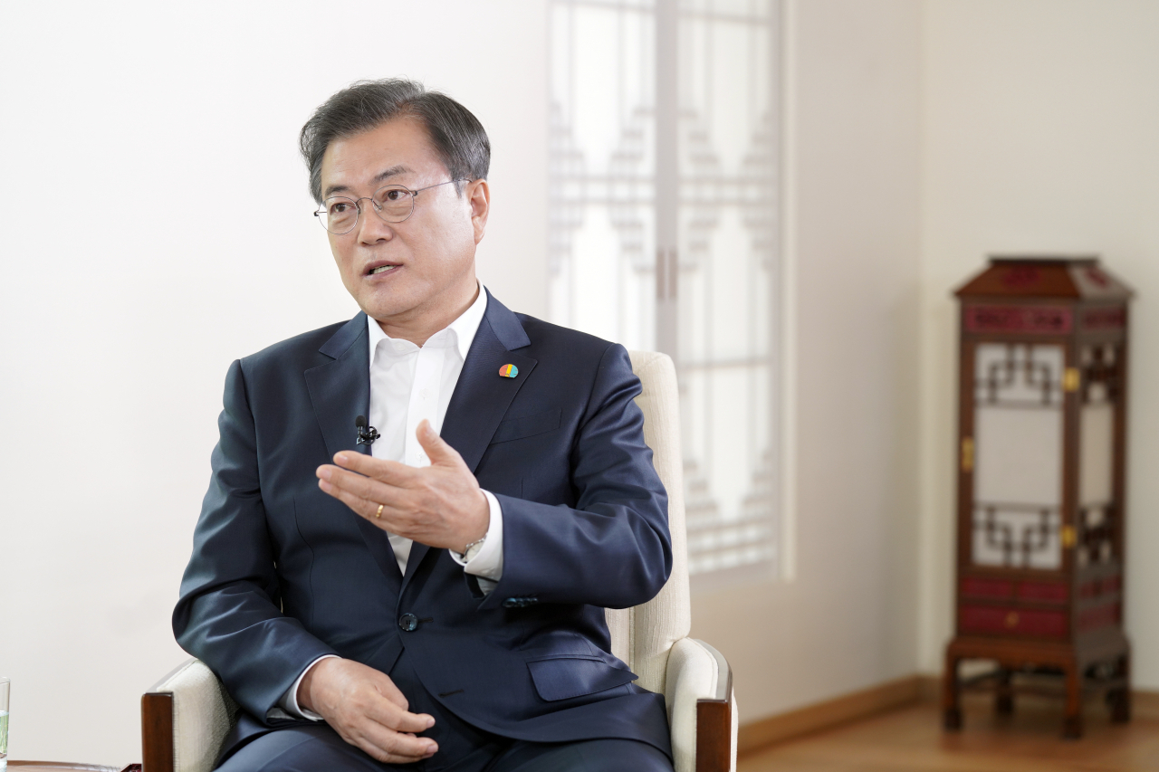 문재인 대통령이 12일 청와대 상춘재에서 올해로 40주년을 맞은 5·18 민주화 운동과 관련해 광주 MBC와 인터뷰 하고 있다. [연합]