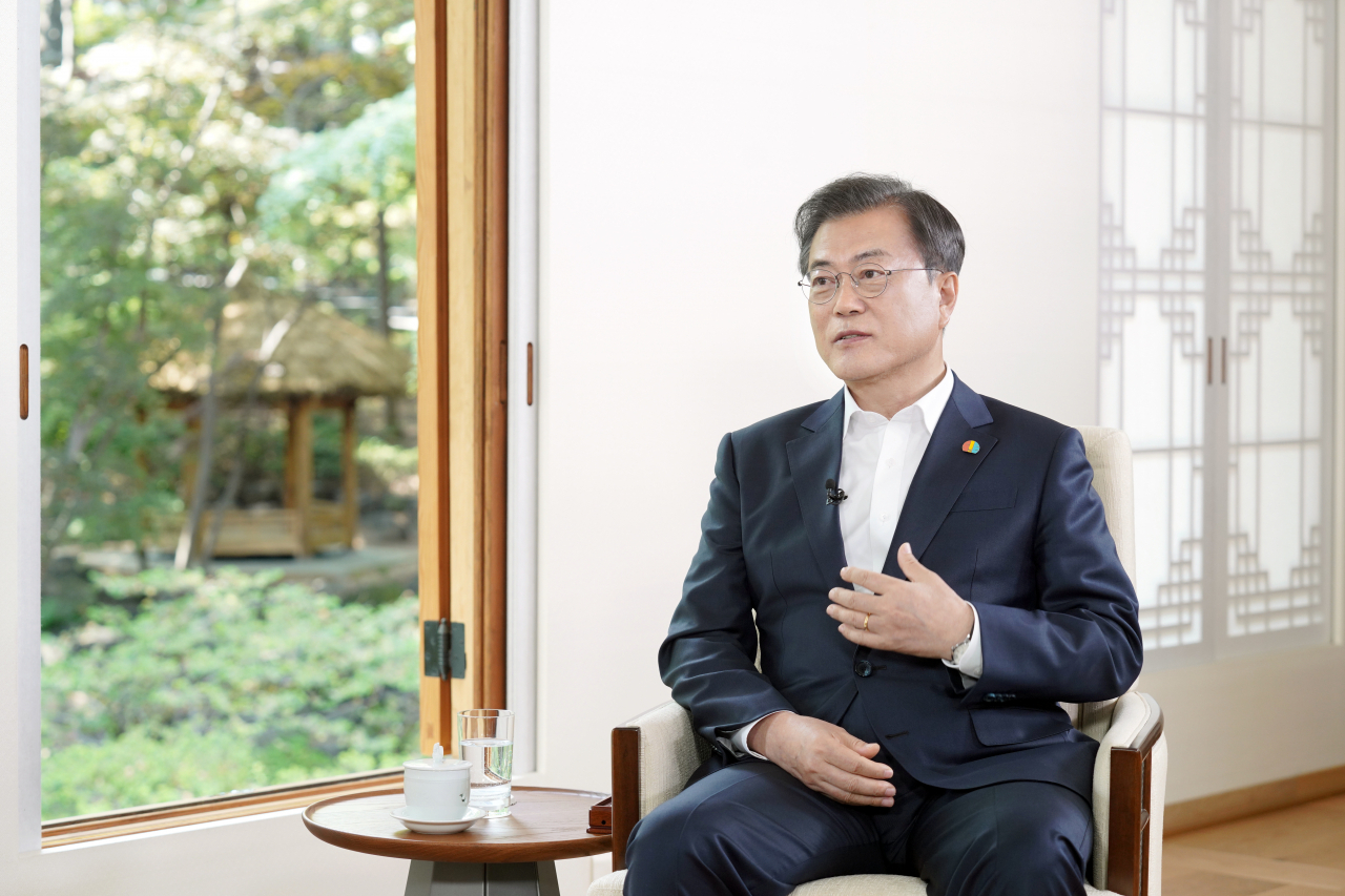 문재인 대통령이 12일 청와대 상춘재에서 올해로 40주년을 맞은 5·18 민주화 운동과 관련해 광주 MBC와 인터뷰 하고 있다. [연합