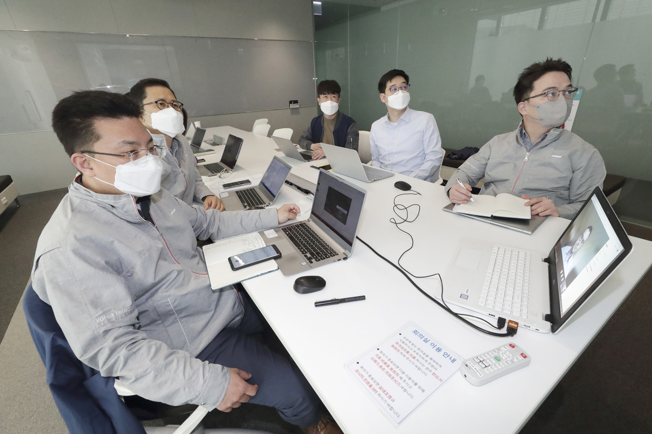 변형균 KT AI/BigData서비스담당 상무(왼쪽 두 번째)와 빌&멜린다 게이츠 재단 혁신기술 솔루션 담당 이사 댄 와튼도프(Dan Wattendorf)(화면 속) 등 관계자들이 ICT 기반 감염병 대응 연구를 위한 화상미팅을 진행하고 있다. [KT 제공]