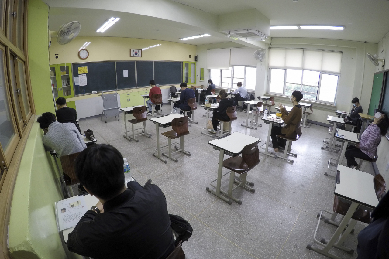 국가공무원 5급 공채 시험이 실시된 지난 16일 오전 서울 시내 한 고사장에서 응시생들이 안내사항을 듣고 있다. 이 시험은 애초 2월 29일로 예정돼 있었지만 '코로나19'의 확산으로 미뤄졌다. [인사혁신처 제공]