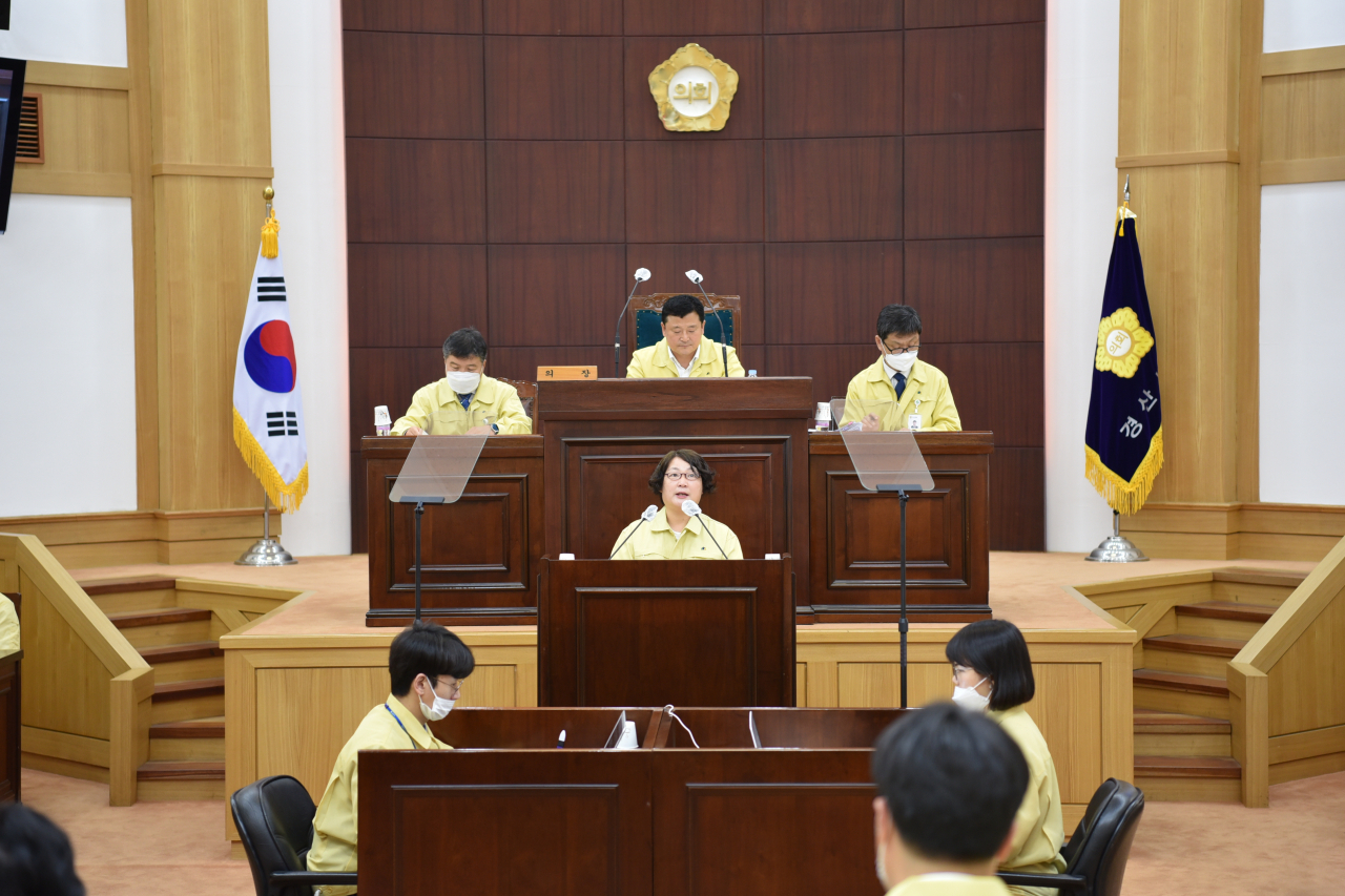 엄정애 경산시의원이 15일 시정 질문을 하고 있다.[경산시의회 제공]