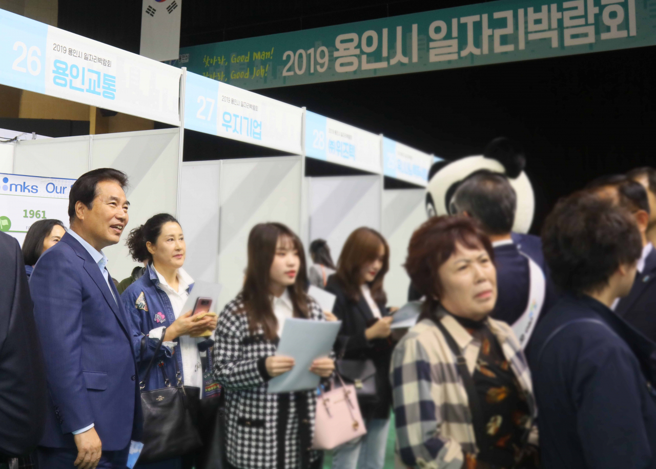 지난해 10월 용인실내체육관서 열린 일자리박람회 참가자를 격려하고 행사장을 둘러보는 백군기 용인시장. [용인시 제공]