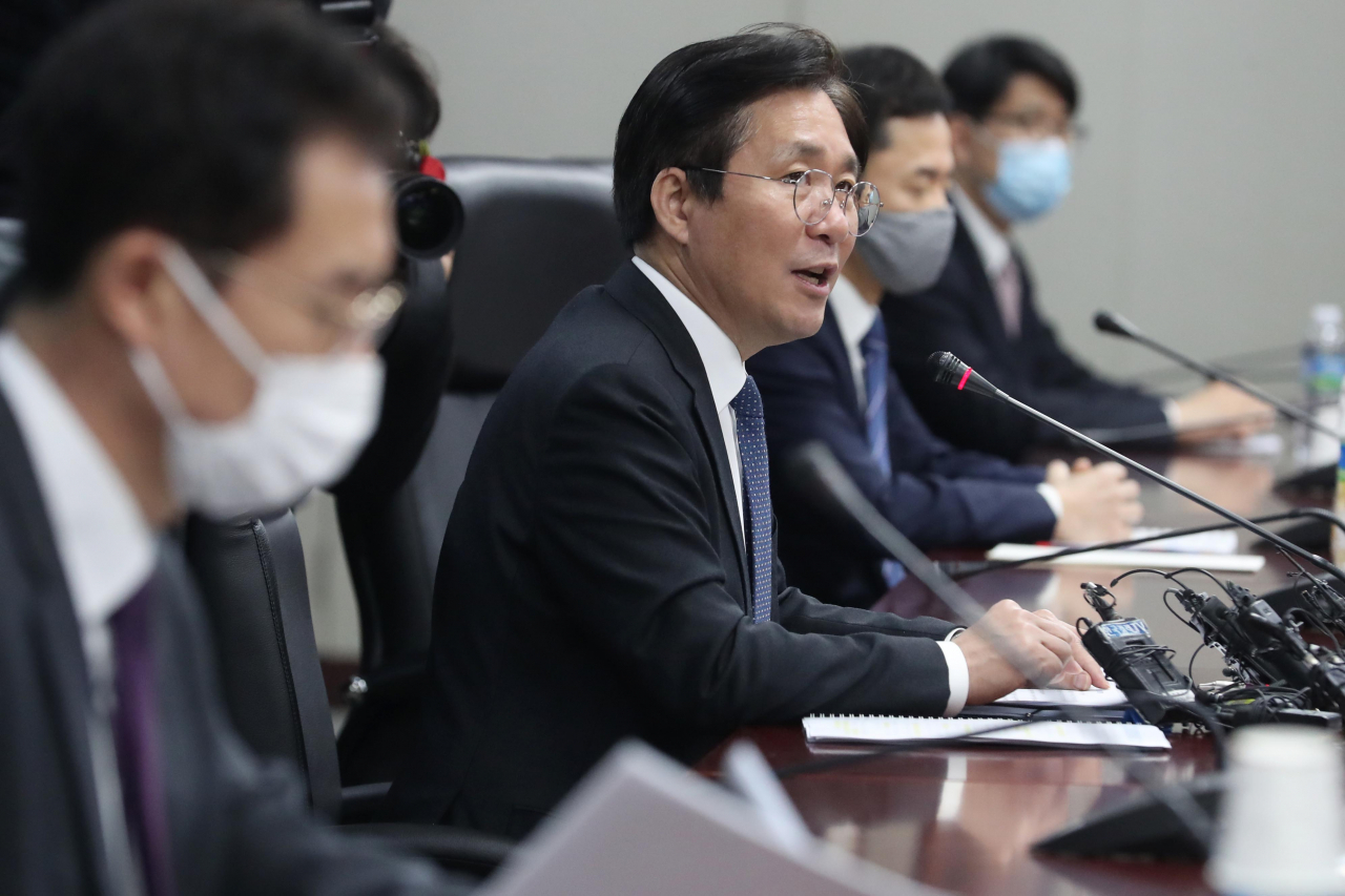 지난달 22일 서울 종로구 한국무역보험공사에서 열린 정유업계 간담회에서 성윤모 산업통상자원부 장관이 모두발언을 하고 있다. [연합뉴스]