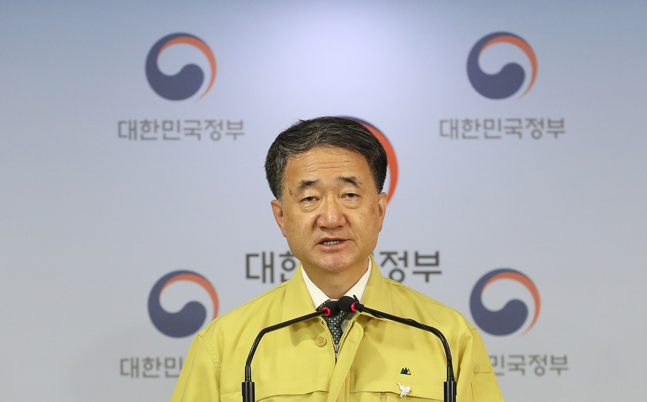 박능후 중앙재난안전대책본부 1차장 (보건복지부 장관)이 17일 오후 정부서울청사에서 신종 코로나바이러스 감염증(코로나19) 대응 중대본 회의 결과를 브리핑하고 있다. [연합]
