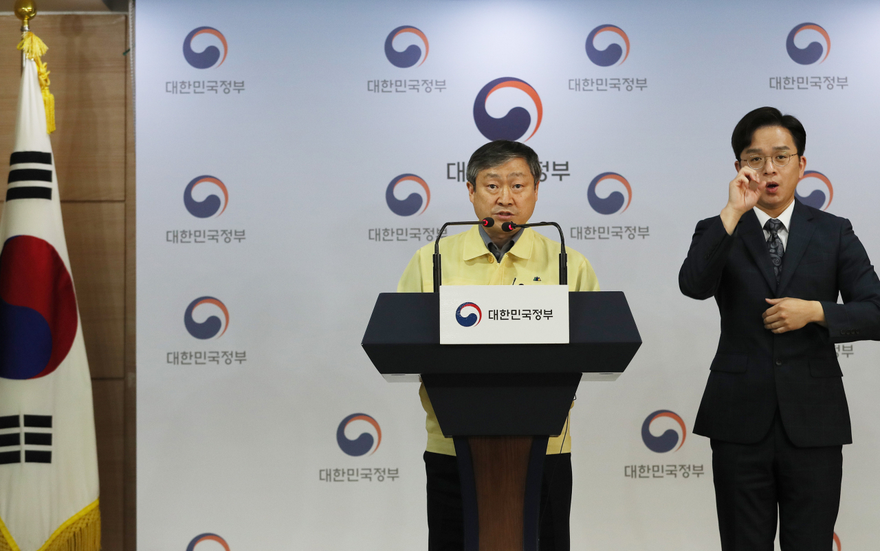 박백범 교육부 차관이 17일 오후 정부서울청사에서 등교수업 관련 사항에 대해 브리핑을 하고 있다. [연합]