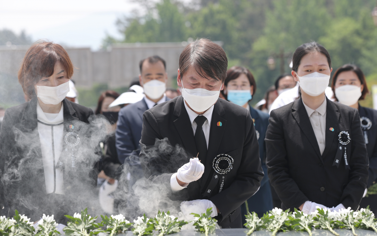 5·18민주화운동 40주년을 하루 앞둔 17일 오전 광주 북구 국립 5·18민주묘지에서 열린 추모식에서 국민의당 안철수 대표가 분향하고 있다. [연합]