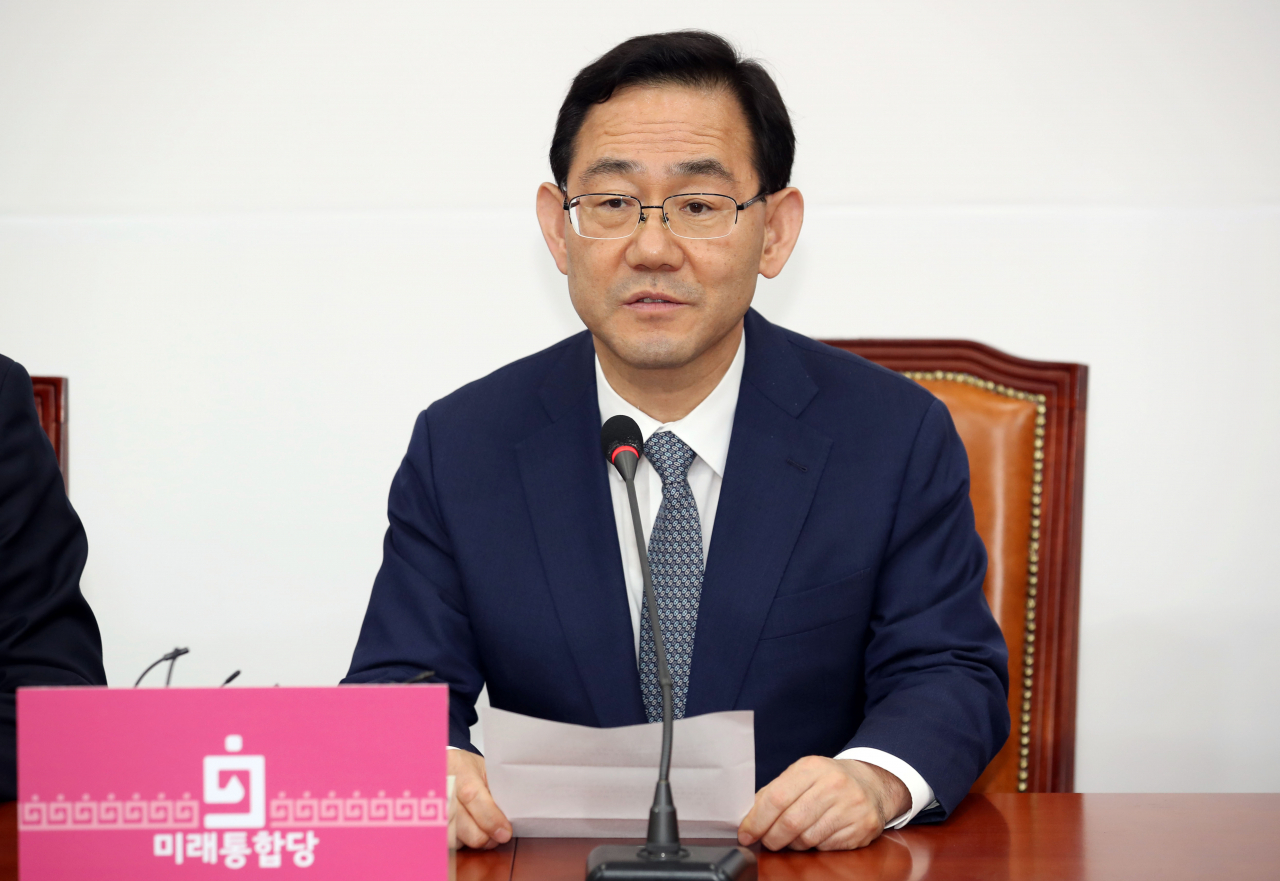 미래통합당 주호영 당 대표 권한대행 겸 원내대표가 14일 국회에서 미래한국당 원유철 대표와 양당 합당 관련 기자회견하고 있다. [연합]