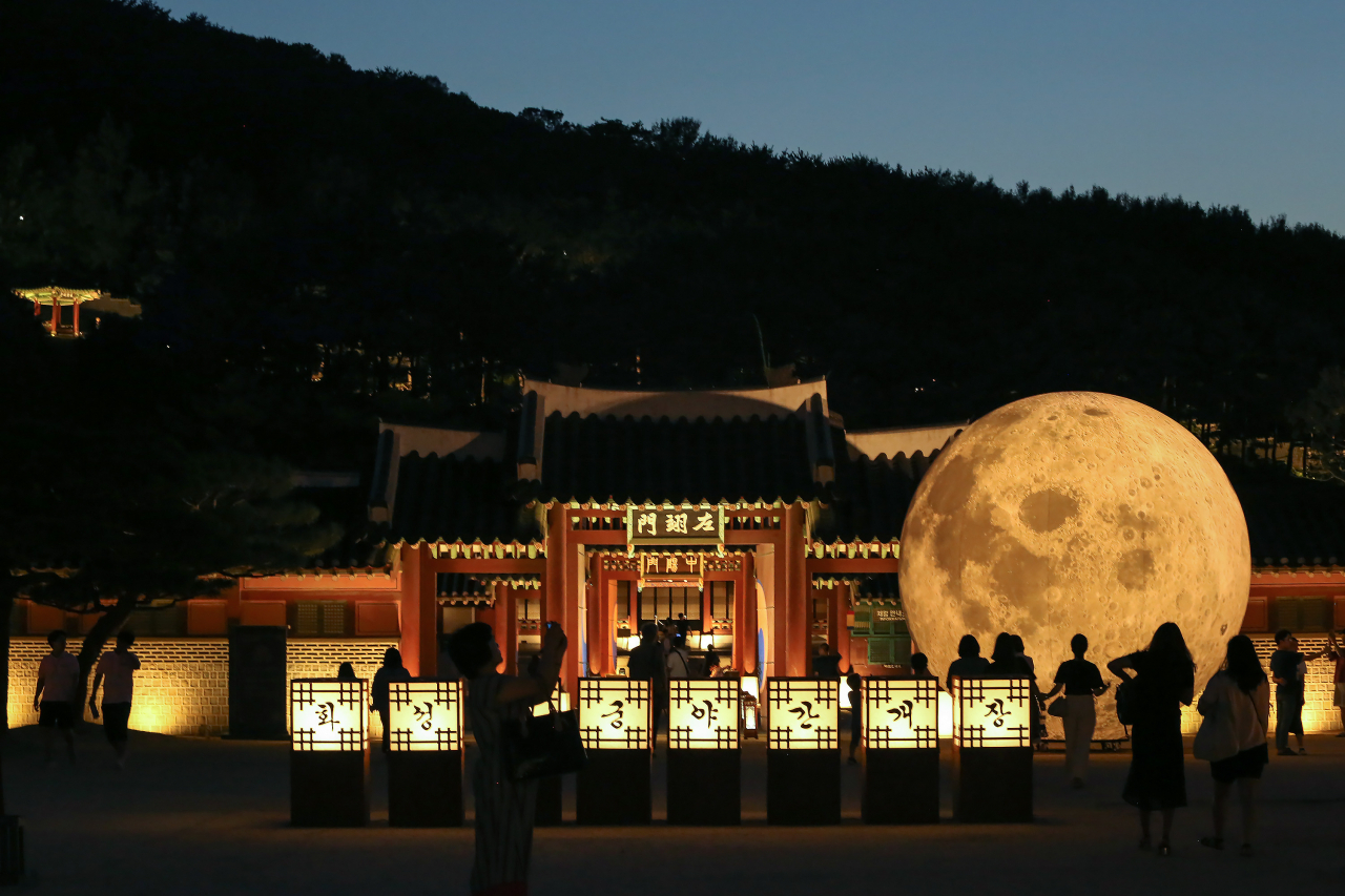 화성행궁 야간개장.
