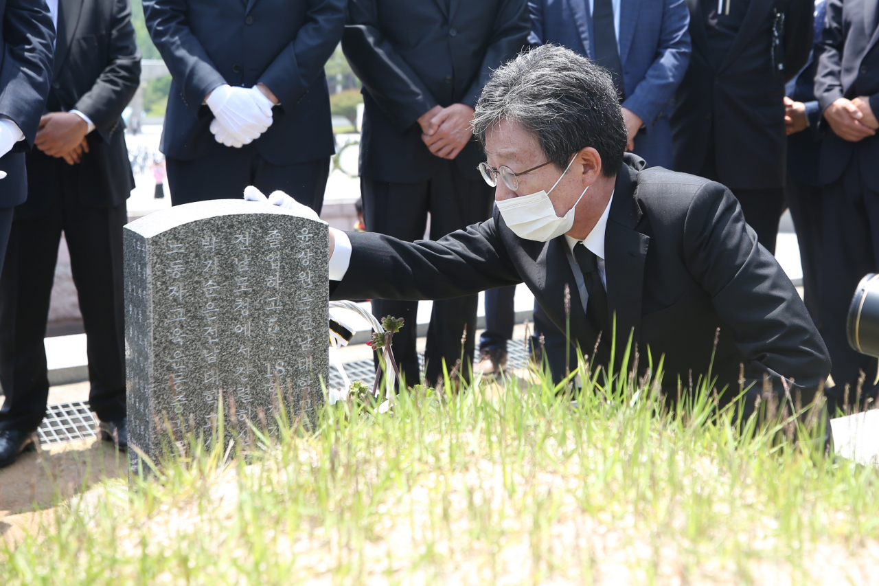 5·18민주화운동 40주년을 하루 앞둔 17일 오전 광주 북구 국립 5·18민주묘지에서 유승민 미래통합당 의원이 희생자 묘지를 참배하고 있다. [연합]