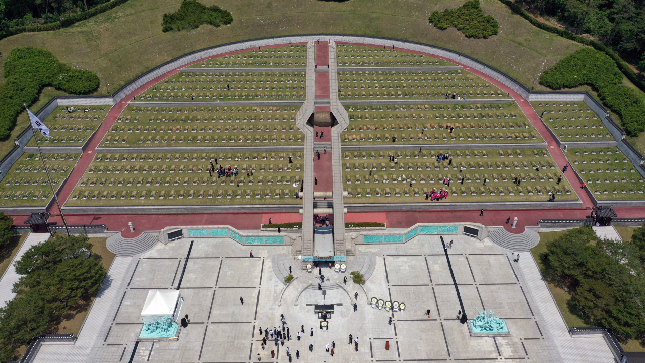 5·18 민주화운동 40주년을 하루 앞둔 17일 오전 광주 북구 운정동 국립 5·18민주묘지에서 추모객이 열사 묘소를 참배하고 있다. [연합]