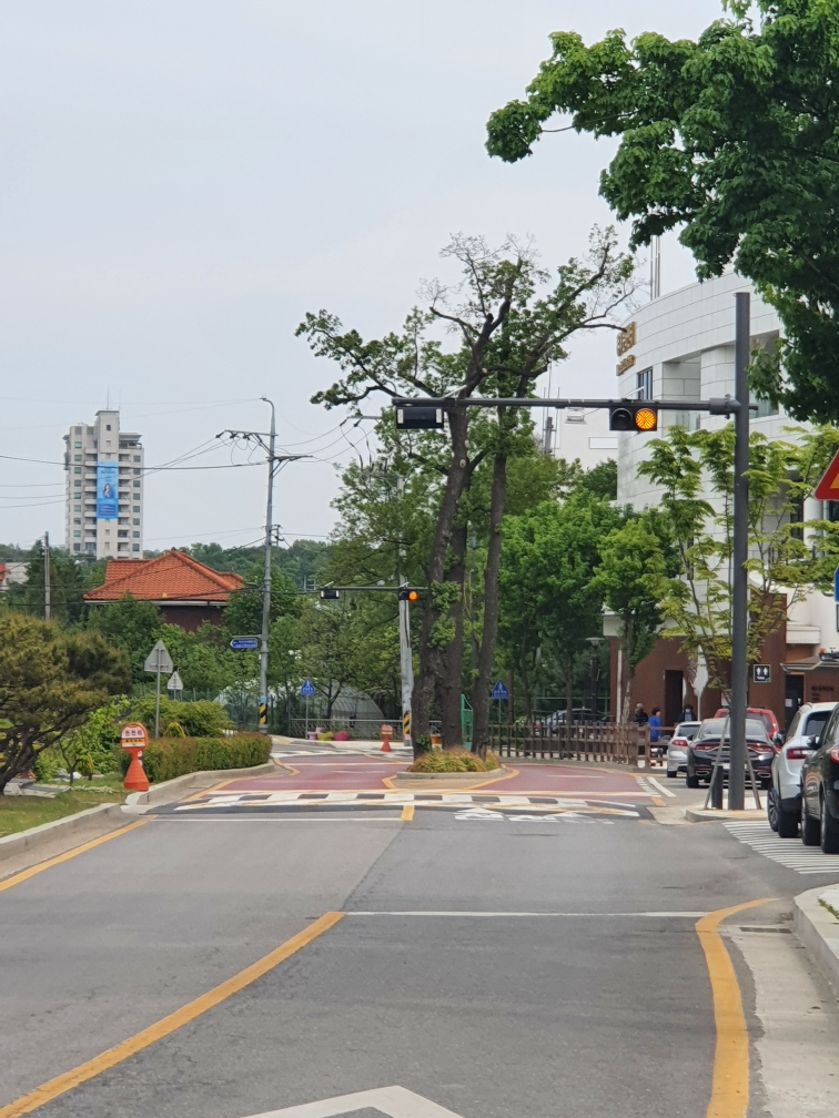 해우재 이면도로 횡단보도에 설치한 교통안전 시설물. [수원시 제공]