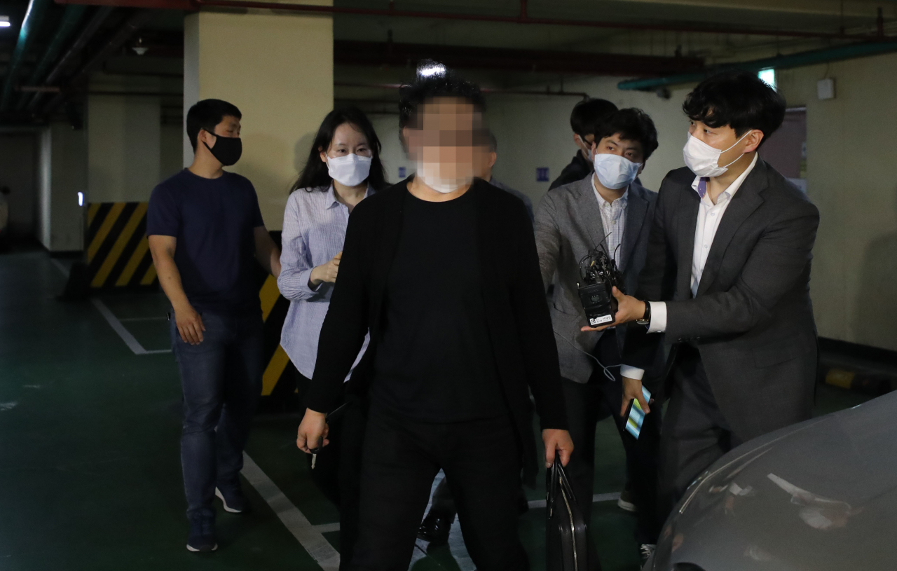 서울 강북구의 한 아파트 경비원에 대한 폭행 가해자로 지목된 주민이 18일 오전 서울 강북경찰서에서 폭행 등 혐의와 관련해 조사를 마친 뒤 귀가하고 있다. 이 아파트 경비원으로 근무하던 50대 최모 씨는 지난달 주차 문제로 이 주민과 다툰 뒤 폭언과 폭행을 당하다가 지난 10일 극단적 선택을 했다. [연합]
