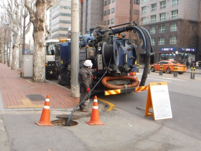 영등포구는 올해 풍수해 대비 종합대책 중 하나로 대림동 등 침수 취약지역 하수관로를 사전 정비했다. 사진은 하수관로 정비 모습. [영등포구 제공]