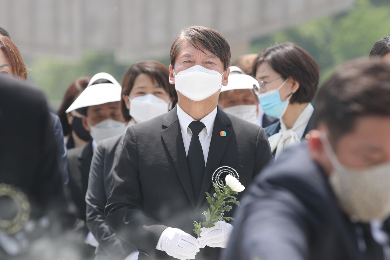 5·18민주화운동 40주년을 하루 앞둔 17일 오전 광주 북구 국립 5·18민주묘지에서 열린 추모식에서 안철수 국민의당 대표가 헌화를 하기 위해 순서를 기다리고 있다. [연합]